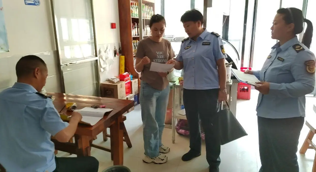豫龙镇综合行政执法大队开展辖区油烟餐饮单位油烟环保宣传工作