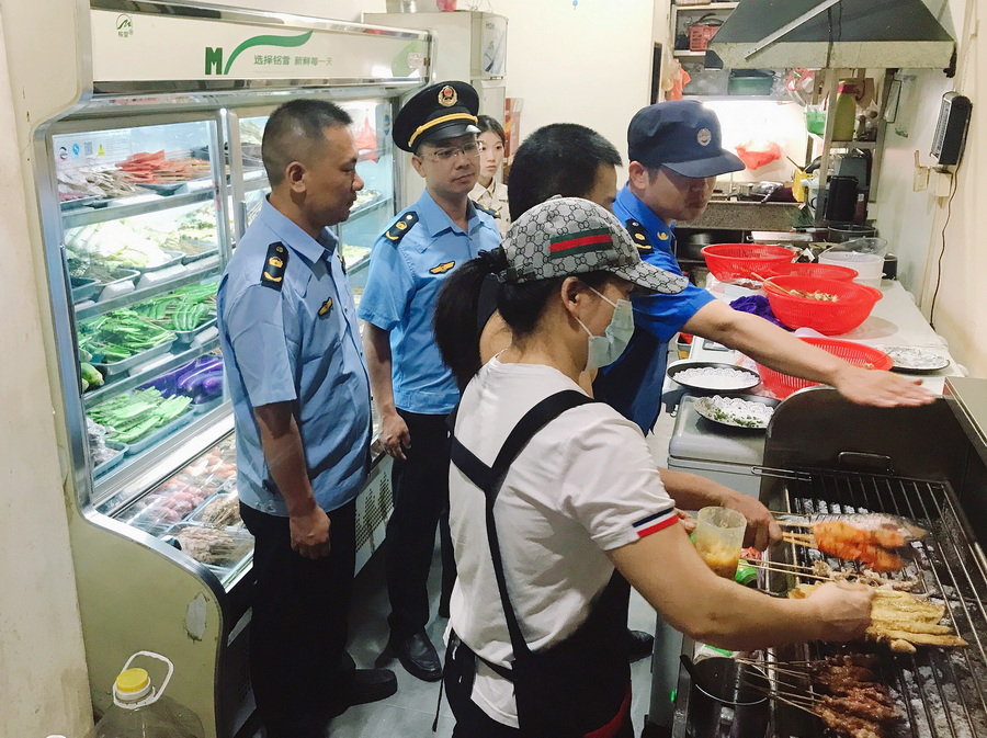 漳州开发区环境保护局、综合行政执法局联合开展餐饮油烟专项检查