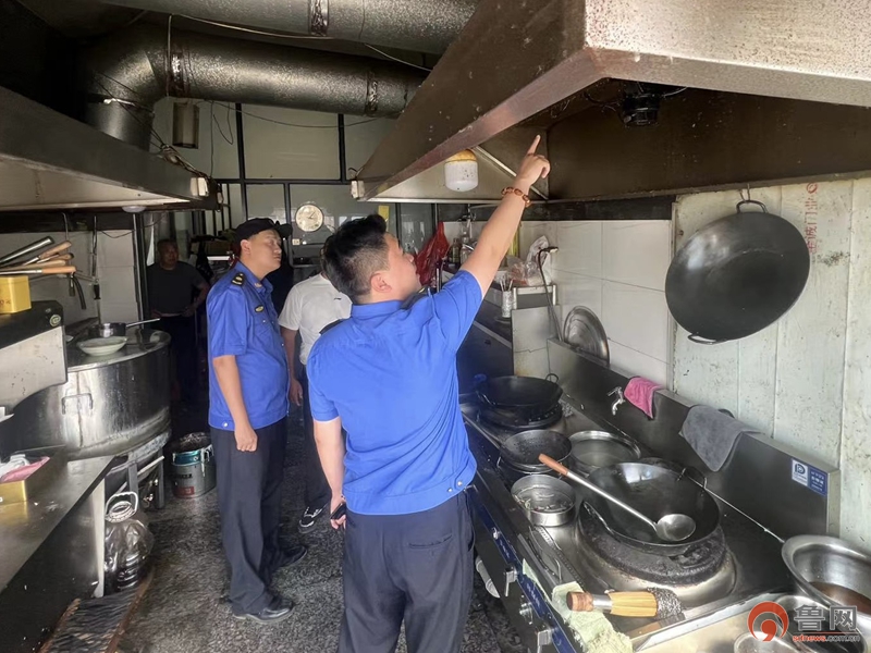 兴仁街道开展餐饮油烟污染专项治理行动