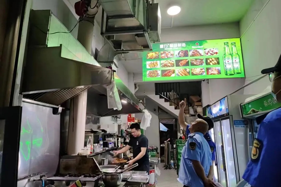 南靖县城管局开展餐饮油烟整治行动
