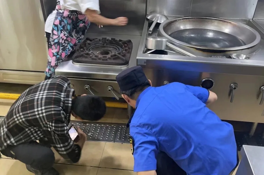 台商区行政执法局开展油烟排放“回头看”专项整治行动