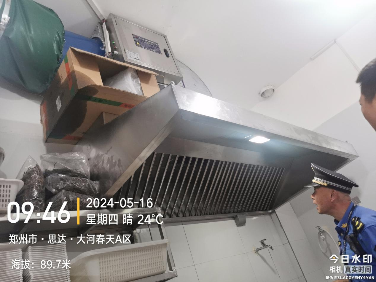 东风路执法中队开展餐饮油烟专项整治工作