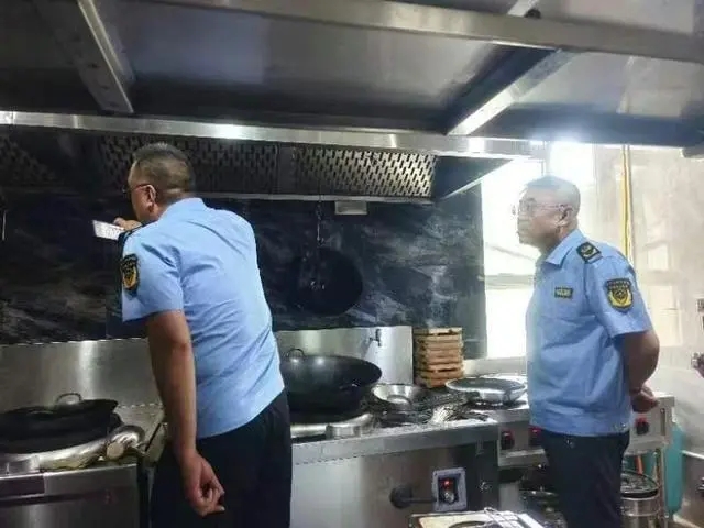 新绛县市场监管局开展餐饮油烟专项整治