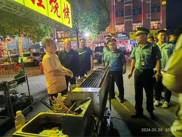 宛城城管执法大队开展夏季露天烧烤餐饮油烟污染整治专项行动
