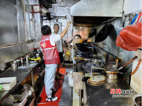 长城社区开展餐饮门店环保安全巡查行动