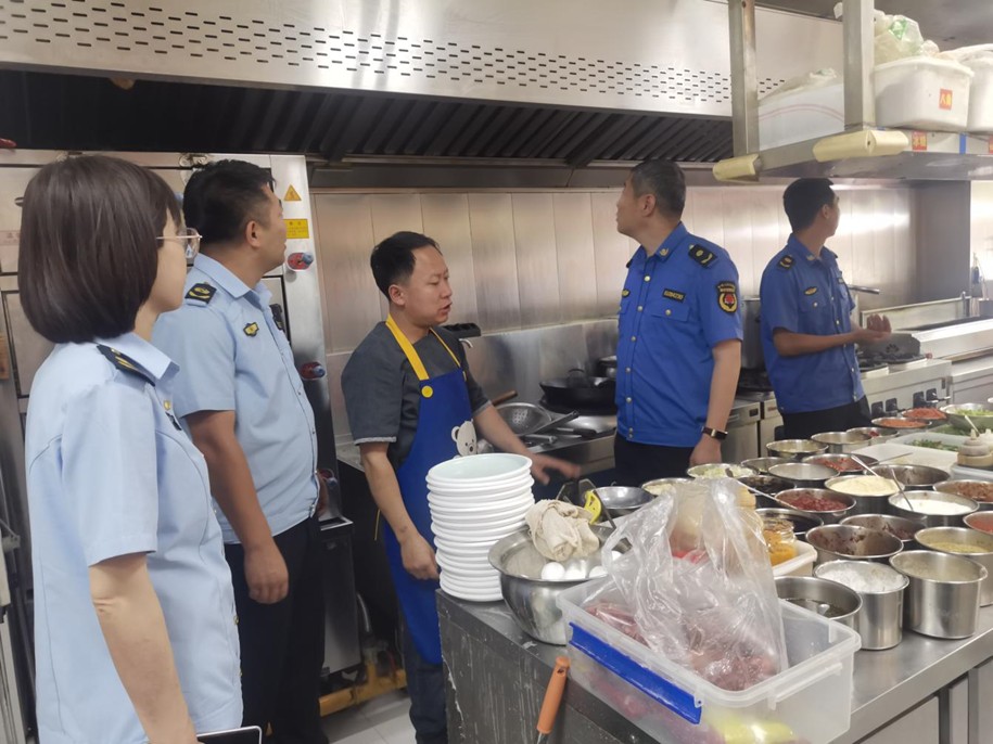 吴起分局联合县城市管理执法局开展“绿色护考”专项行动