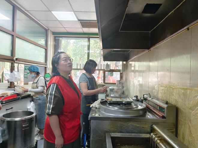 杜甫路街道安康社区开展辖区内餐饮店油烟净化大排查活动