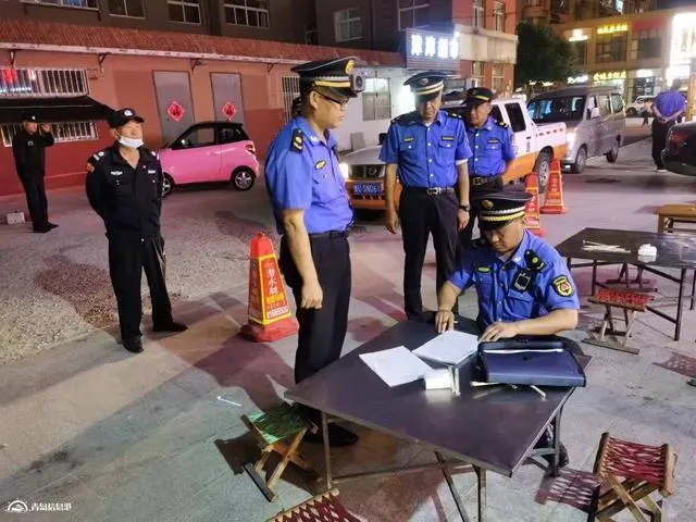 李园街道综合行政执法中队开展夜间露天烧烤专项整治行动