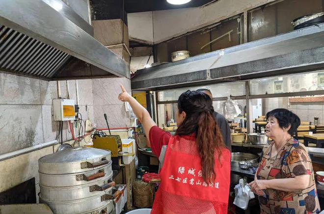 珠江社区开展餐饮行业油烟常态化治理行动