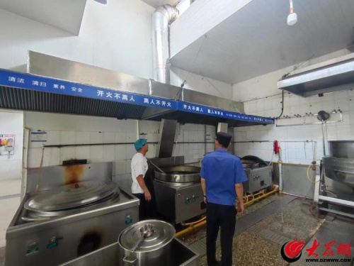 金乡县综合行政执法局开展餐饮油烟治理行动