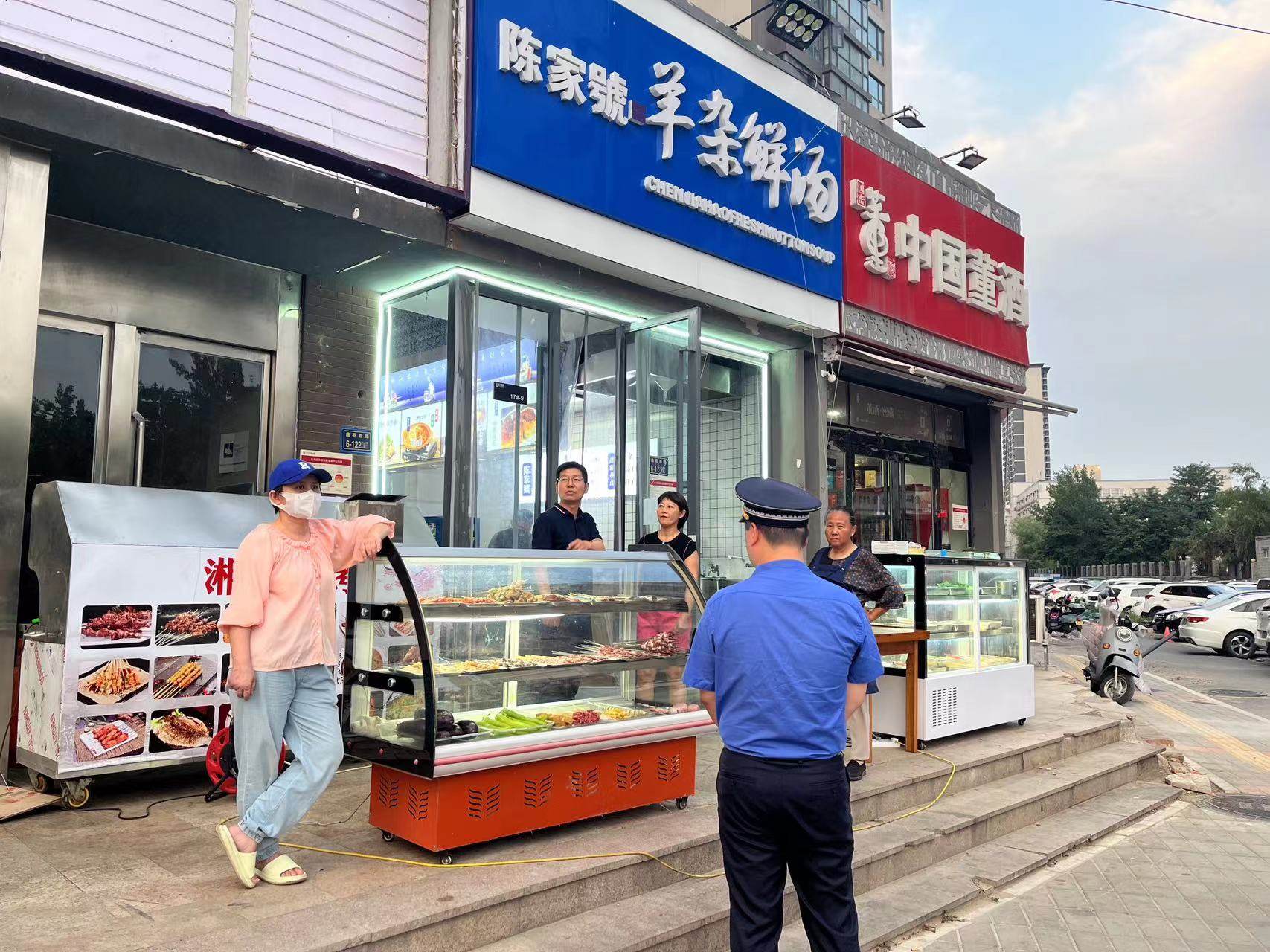 北林路执法中队开展夜市餐饮商户油烟处置巡查整治行动