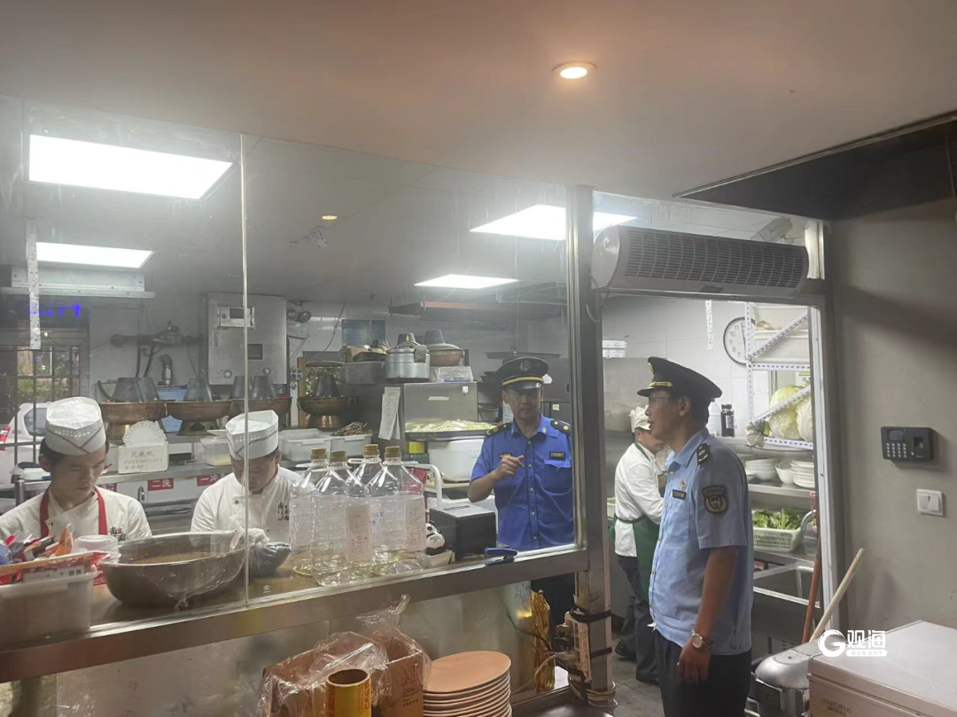金门路街道中队开展餐饮油烟污染夜间突击检查