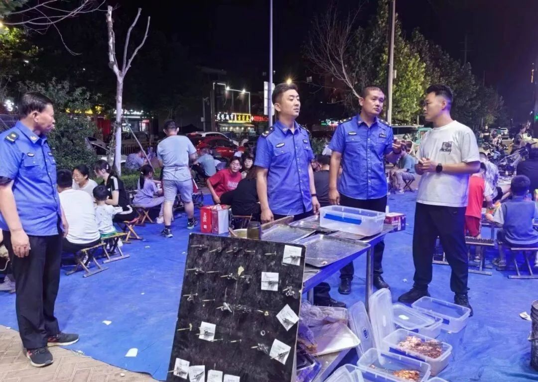 临邑县综合行政执法局在开展露天烧烤专项整治行动