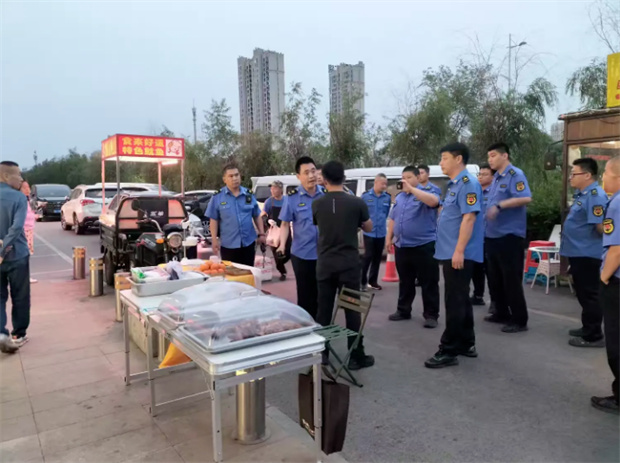 顺城区综合行政执法队开展露天烧烤集中整治专项行动
