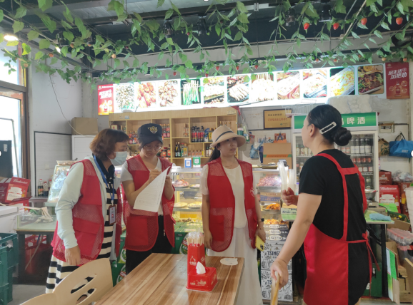 大石桥街道同乐社区宣传严控餐饮油烟知识及油烟专项治理巡查工作