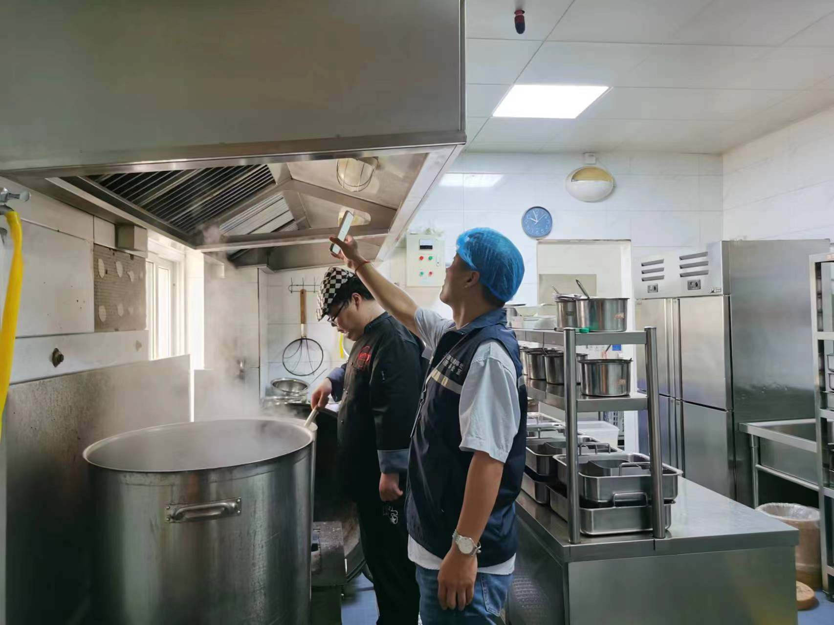 济源路街道开展餐饮门店油烟净化器运行情况全面排查整治