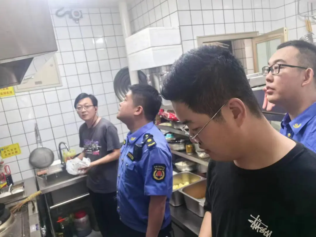 保税区开展餐饮油烟专项整治行动