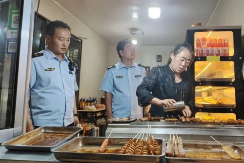 岷阳镇市场监管所开展烧烤店油烟净化夜查行动