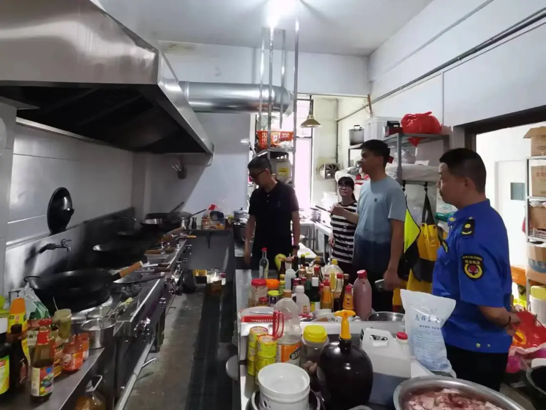 蓬华镇综合执法队开展辖区内餐饮油烟专项整治行动
