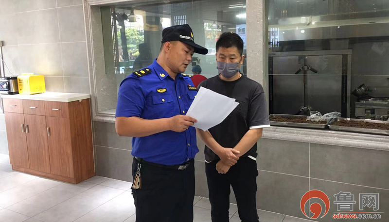 枣庄市薛城区综合行政执法大队开展“门前三包”联合整治活动