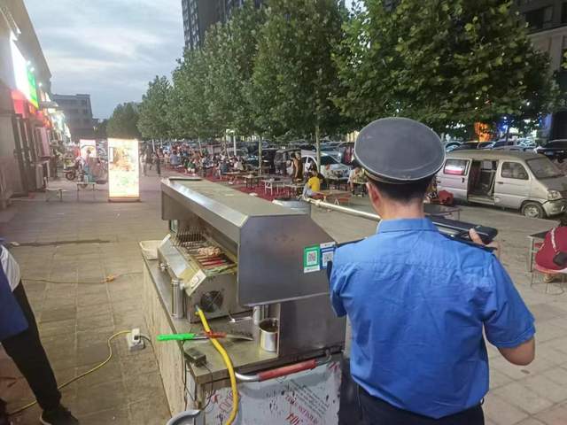 漯河市城市管理综合执法支队直属大队开展露天烧烤油烟综合整治
