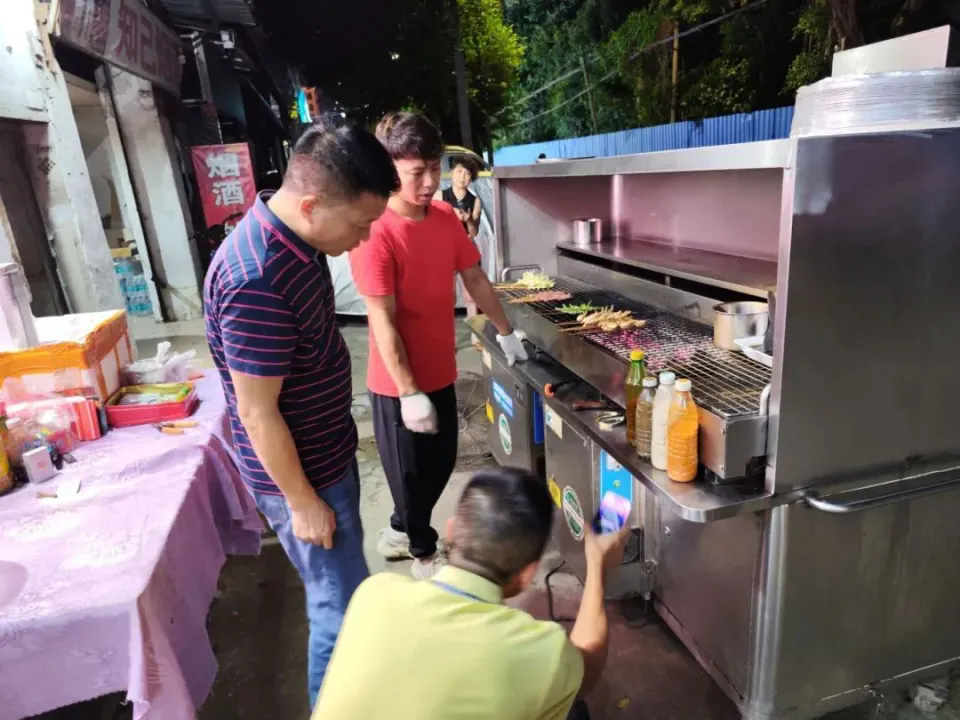 禅城多部门联合严查露天烧烤档油烟排放