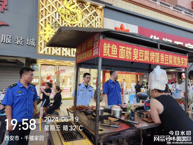 新华路街道开展重点区域流动摊点餐饮油烟专项整治行动