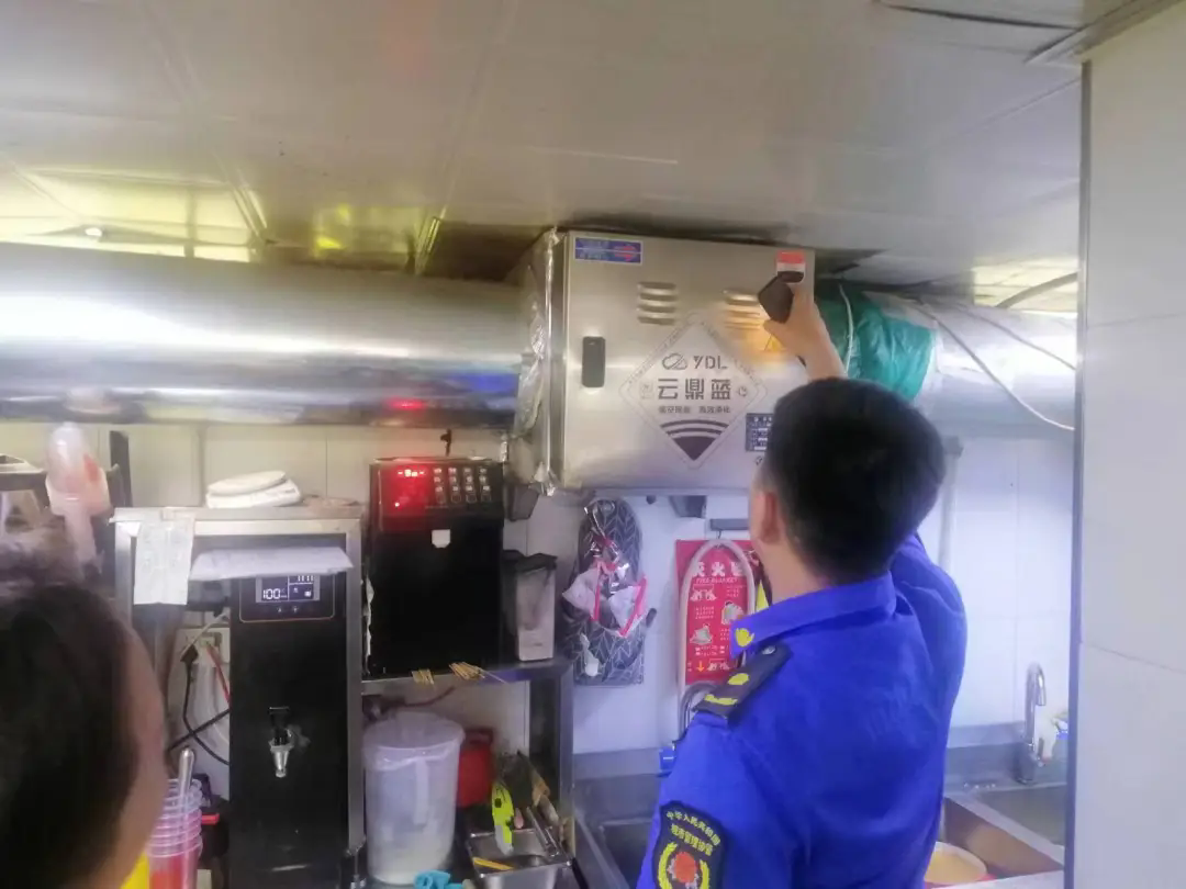超越执法大队开展餐饮油烟污染专项整治行动