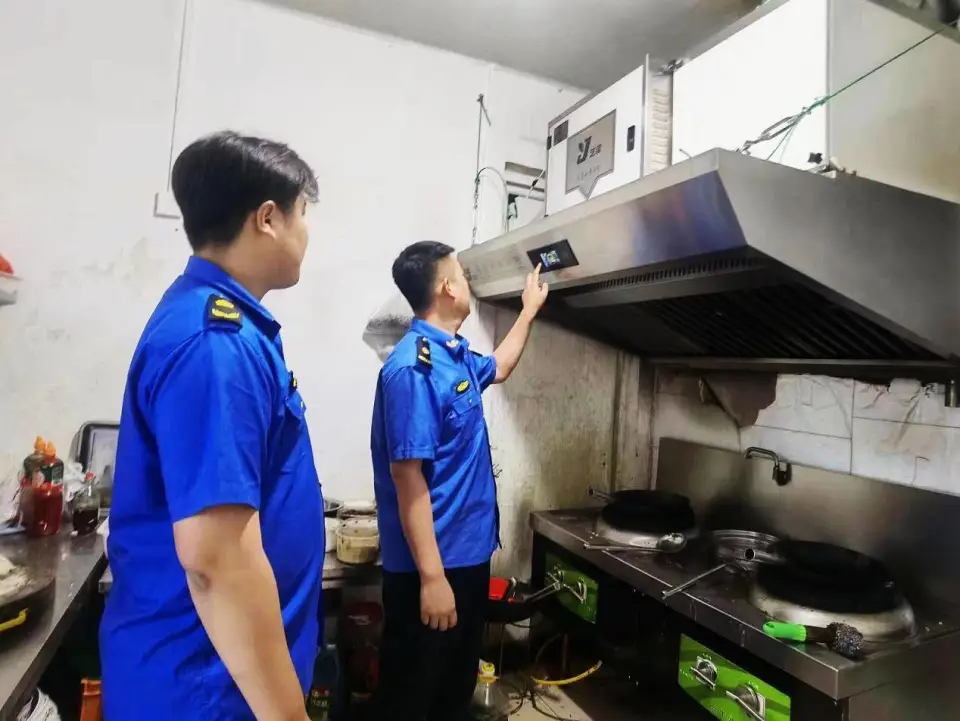 枣庄市台儿庄区综合行政执法局开展夏季露天烧烤、餐饮油烟污染专项整治行动