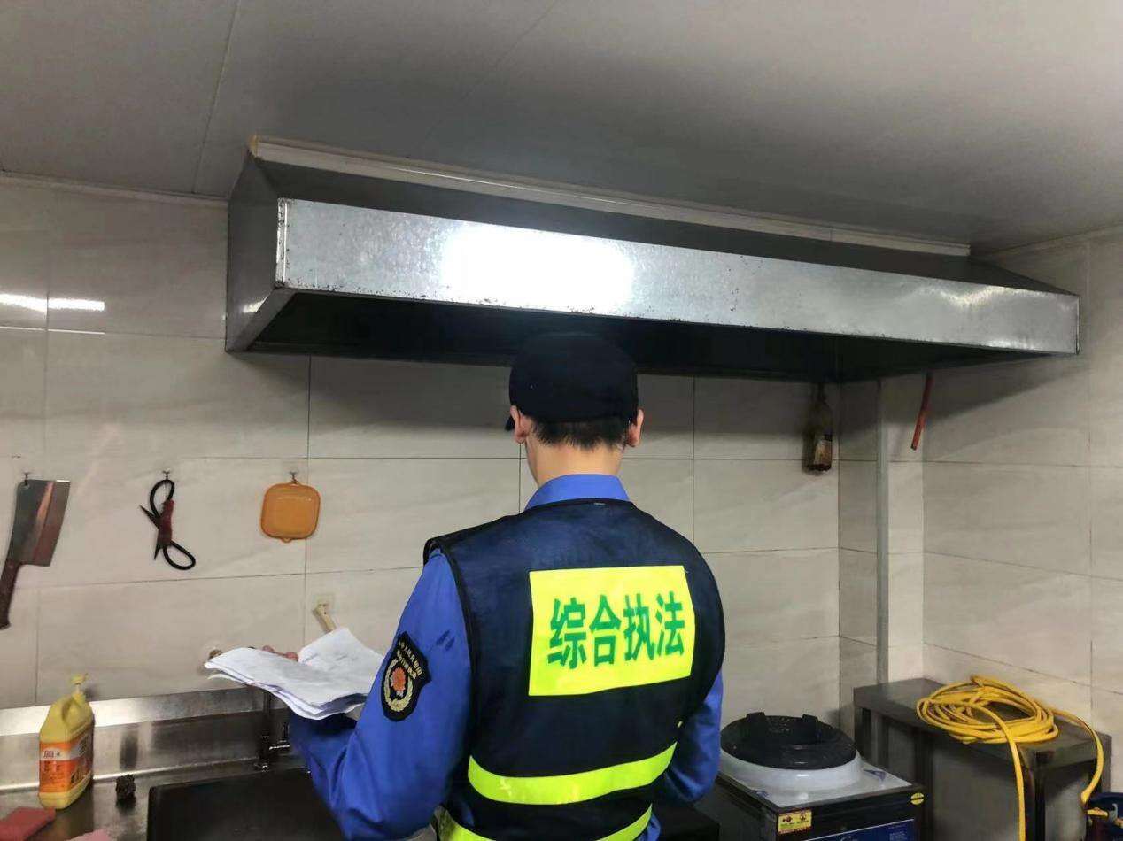 阜溪街道执法队开展餐饮油烟排查整治行动