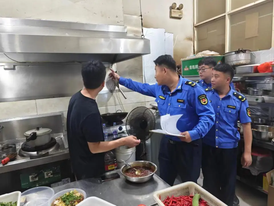 台儿庄区综合行政执法局三举措开展夏季露天烧烤、餐饮油烟污染专项整治行动