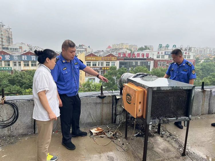 淇滨区城市管理局推进餐饮场所油烟污染排查整治行动