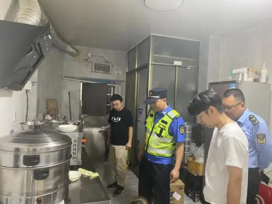 诗山镇多部门联合开展餐饮油烟暨燃气安全整治行动