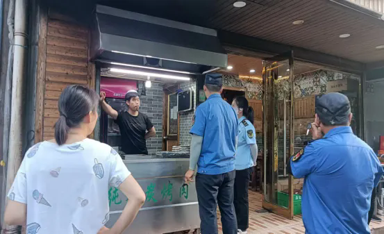 酒泉路街道开展辖区餐饮油烟、露天烧烤专项整治行动
