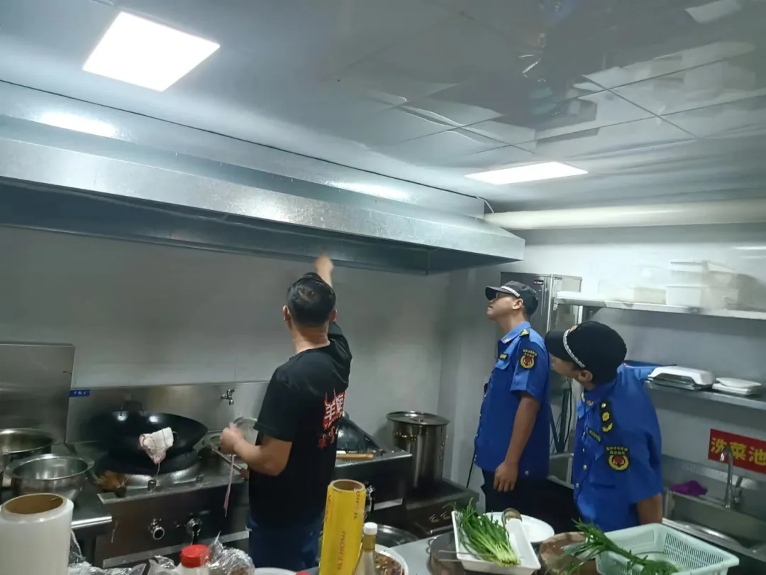 石井镇综合执法队开展餐饮油烟污染专项整治行动