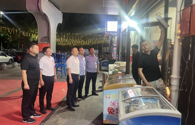 眉县副县长任博带队开展餐饮油烟整治专项夜查