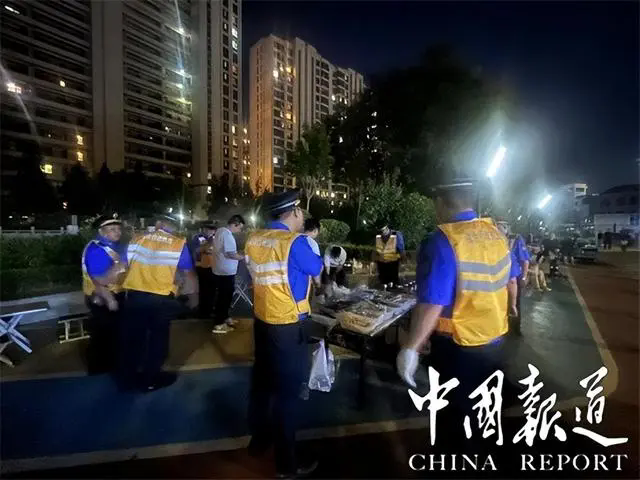 开平路街道综合行政执法中队开展夜间烧烤摊专项整治行动