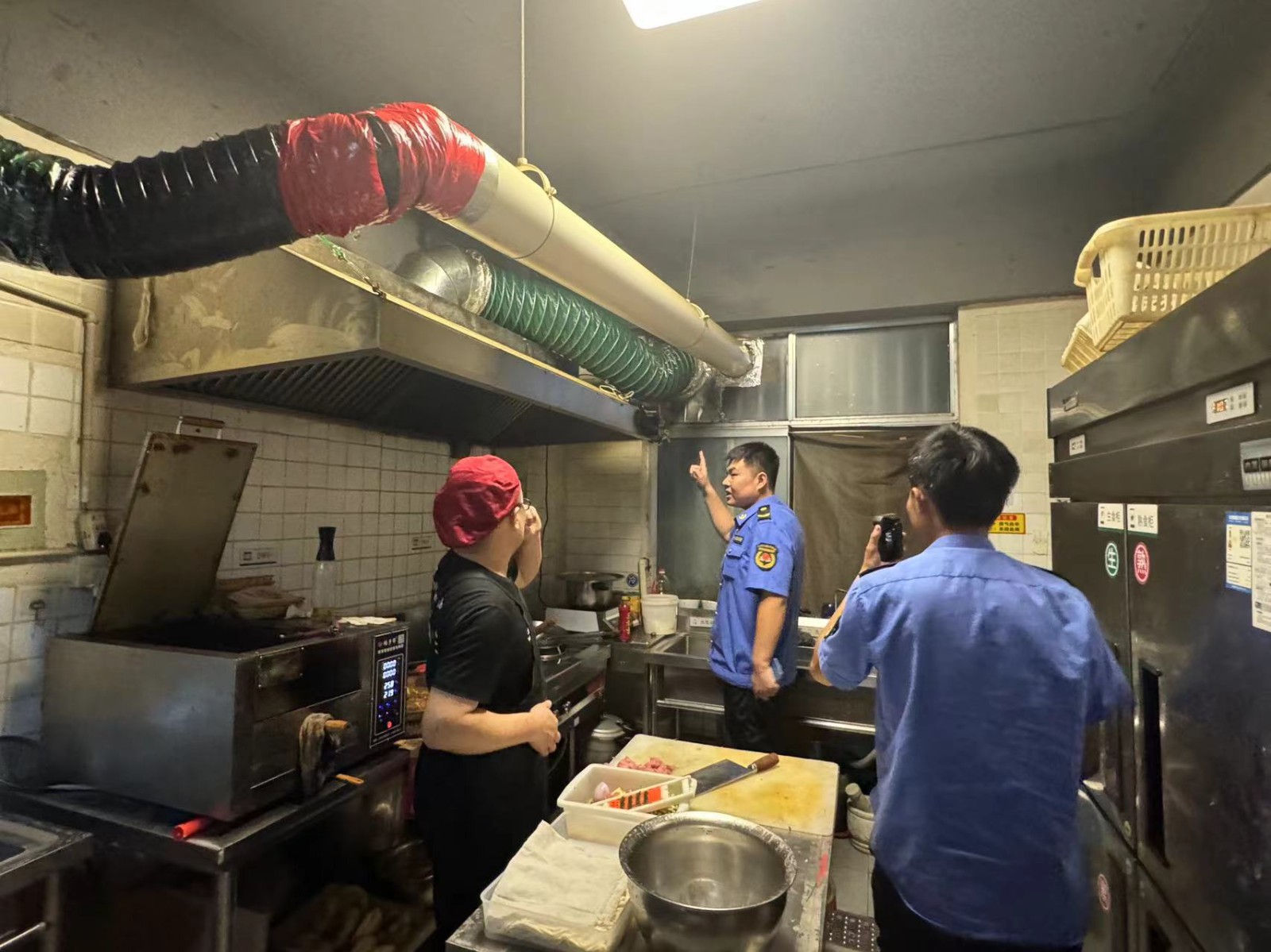 寿光市综合行政执法局开展城区餐饮油烟、露天烧烤污染专项整治行动