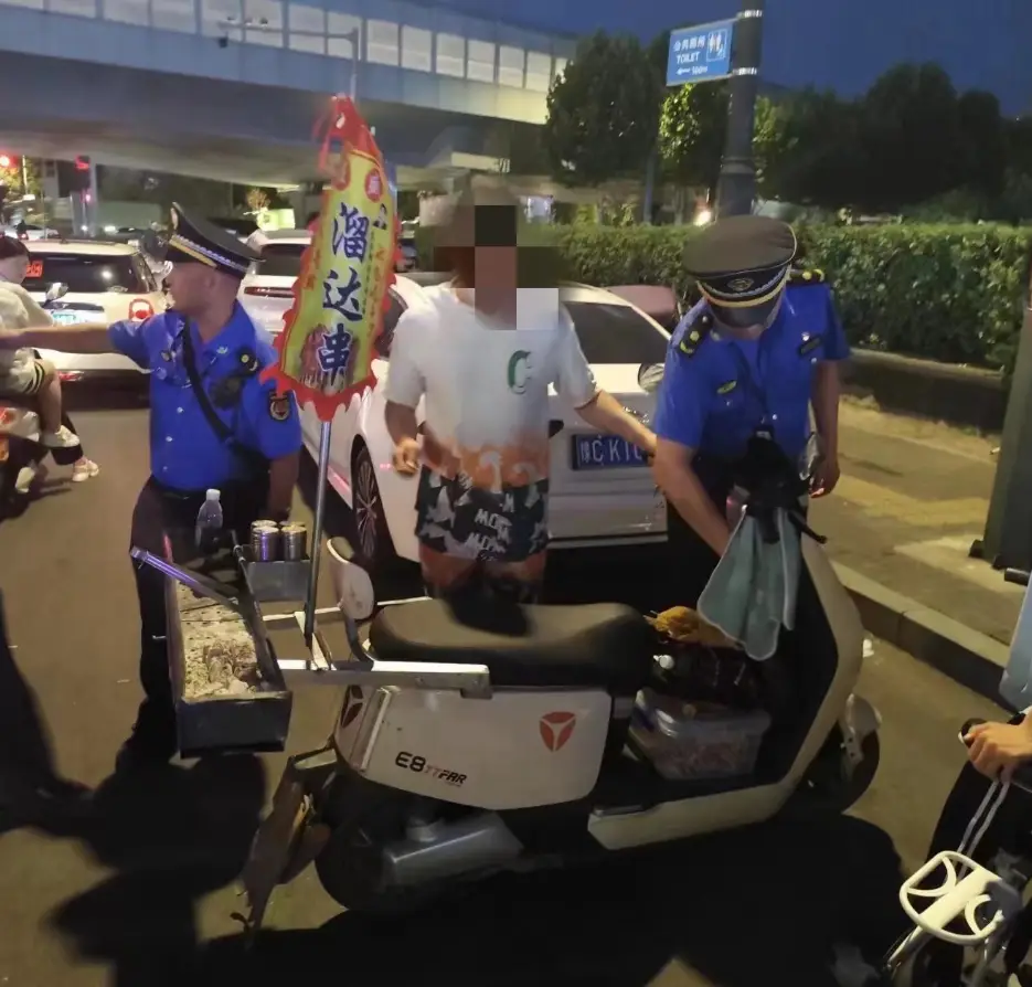 洛阳城管部门开展为期一个月的露天烧烤集中整治行动