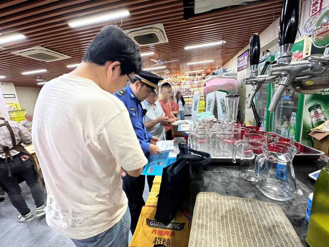 大桥街道多部门联合开展餐饮行业油烟排放的专项整治行动.