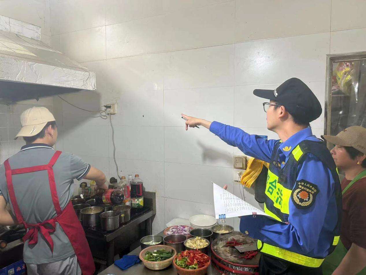 德清县阜溪执法中队多管齐下开展大气污染防治集中行动