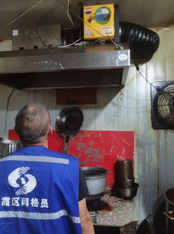 果场社区开展社区餐饮油烟污染防治巡查