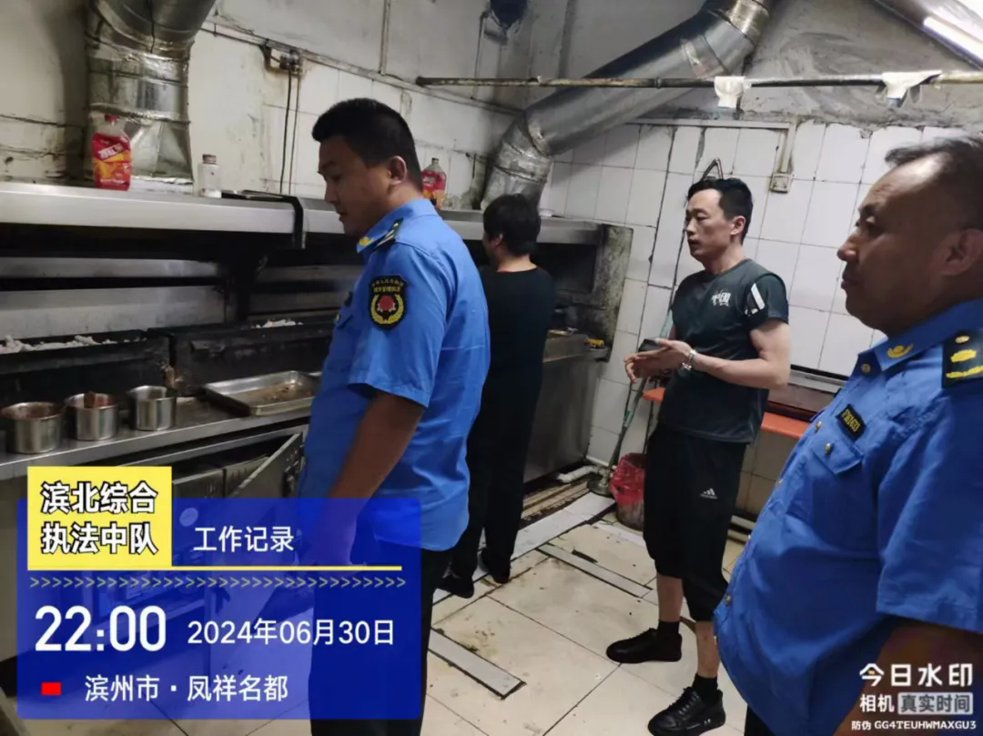 滨北街道综合执法中队加强辖区烧烤店油烟治理监管