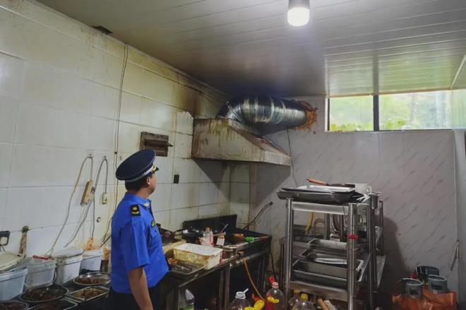 青岛蓝谷执法中队开展餐饮油烟污染、露天烧烤整治工作