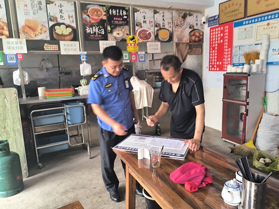 王村镇综合行政执法大队开展餐饮油烟治理宣传专项整治工作