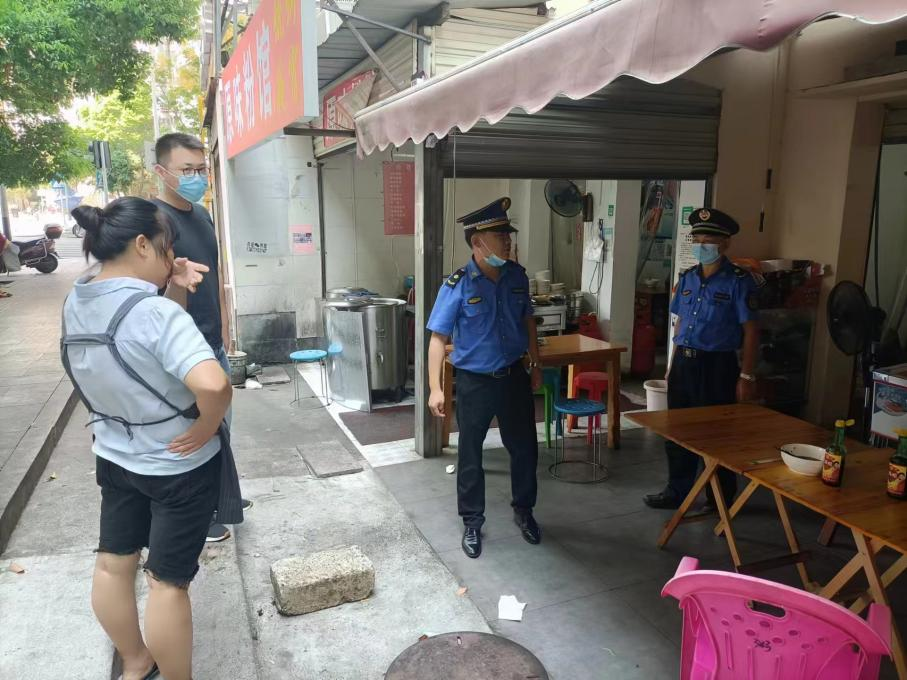 陡岭社区开展辖区内餐饮门店油烟净化器使用和保养维护情况检查