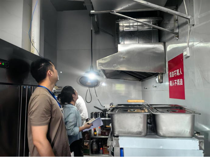 福田街道开展餐饮门店油烟排查整治行动