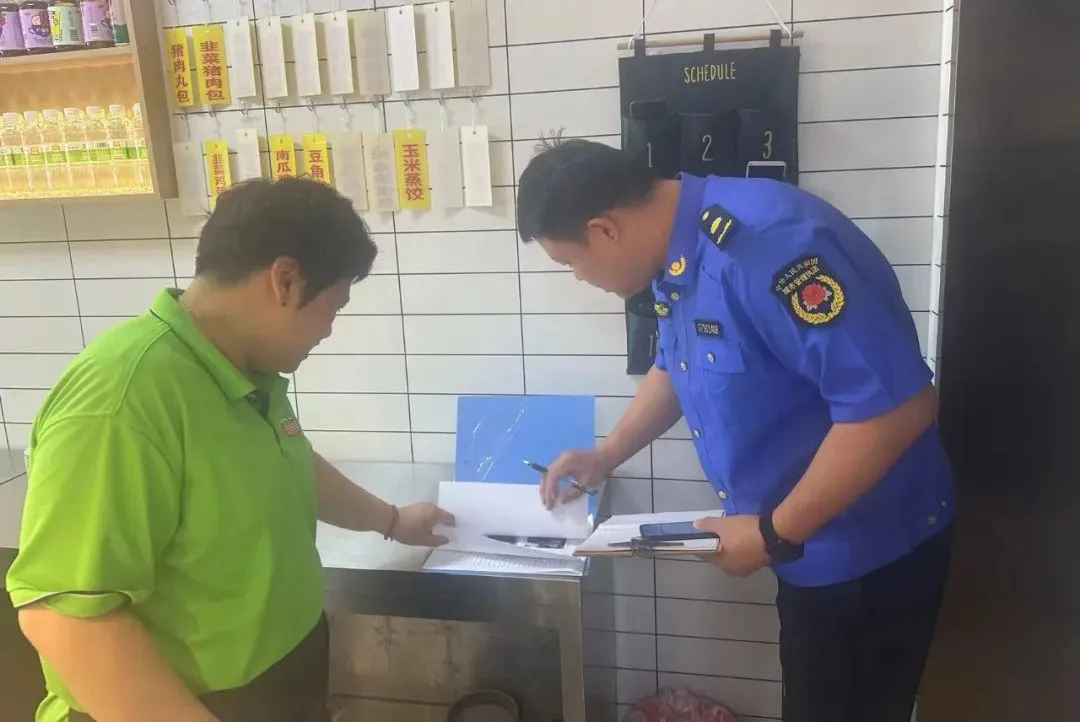 北镇综合执法中队开展餐饮油烟专项治理行动