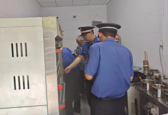 北林路执法中队开展露天烧烤油烟问题集中整治行动