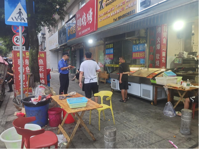 绵竹市城市管理行政执法大队开展餐饮油烟污染专项整治行动